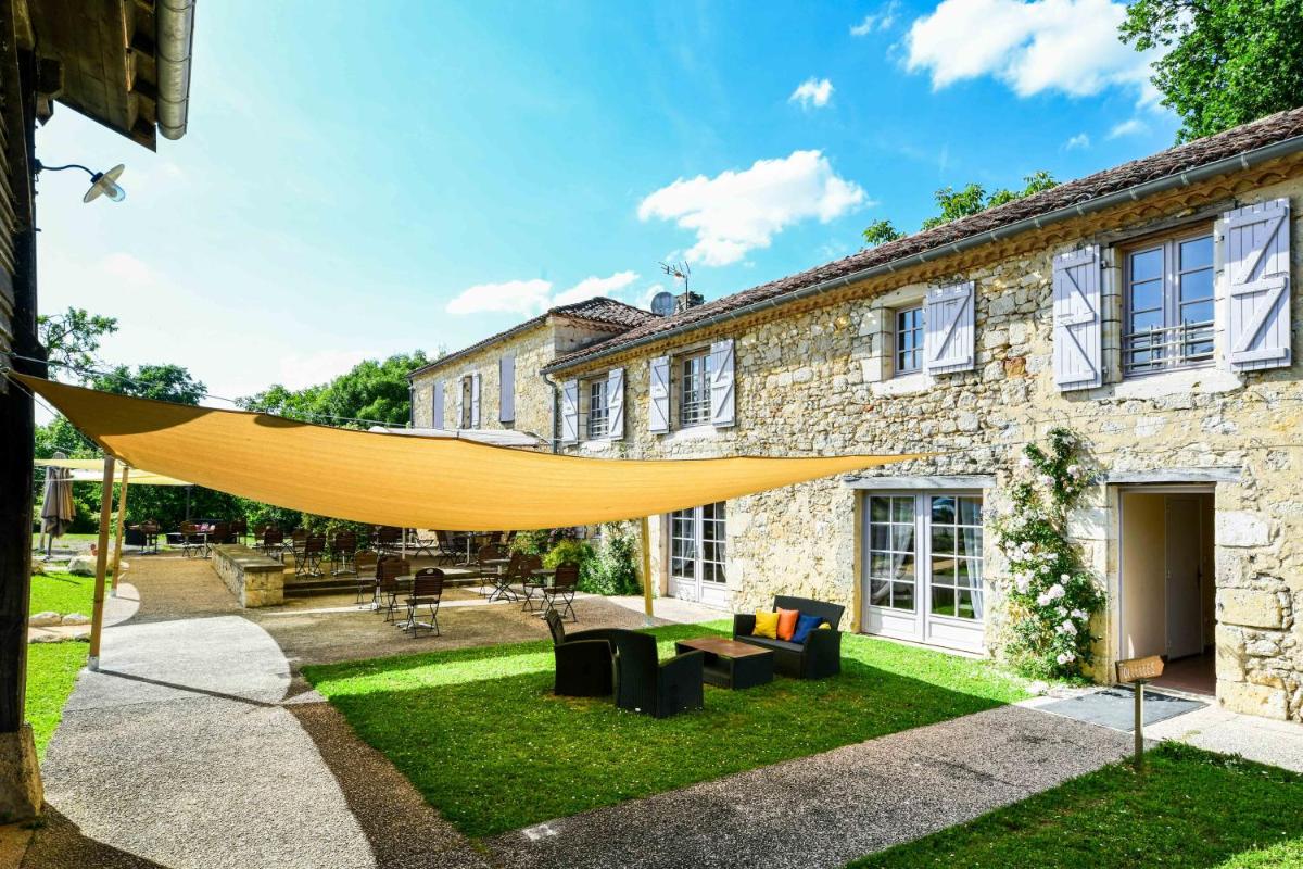 Jardin de l'établissement Logis L'Auberge de Larressingle