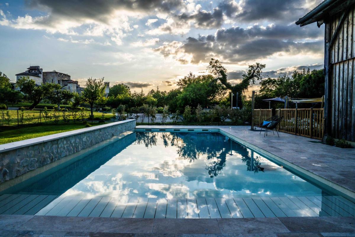 Piscine de l'établissement Logis L'Auberge de Larressingle ou située à proximité