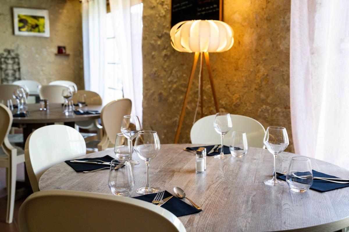 Restaurant ou autre lieu de restauration dans l'établissement Logis L'Auberge de Larressingle