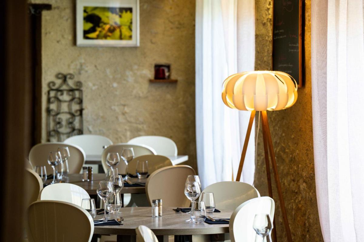 Restaurant ou autre lieu de restauration dans l'établissement Logis L'Auberge de Larressingle