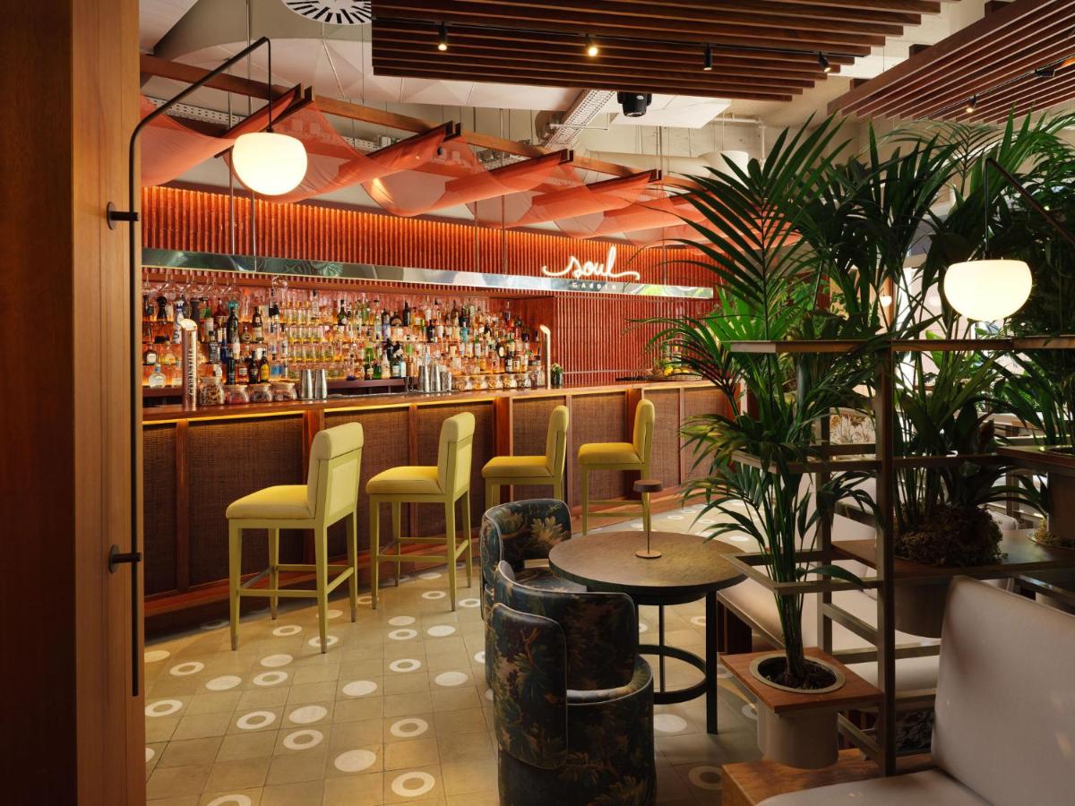 Um restaurante ou outro lugar para comer em Corinthia Lisbon