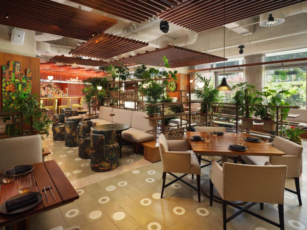 Um restaurante ou outro lugar para comer em Corinthia Lisbon