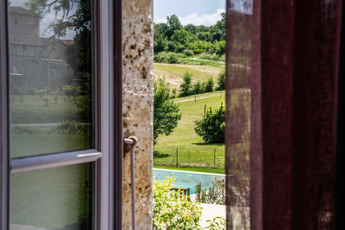 Jardin de l'établissement Logis L'Auberge de Larressingle