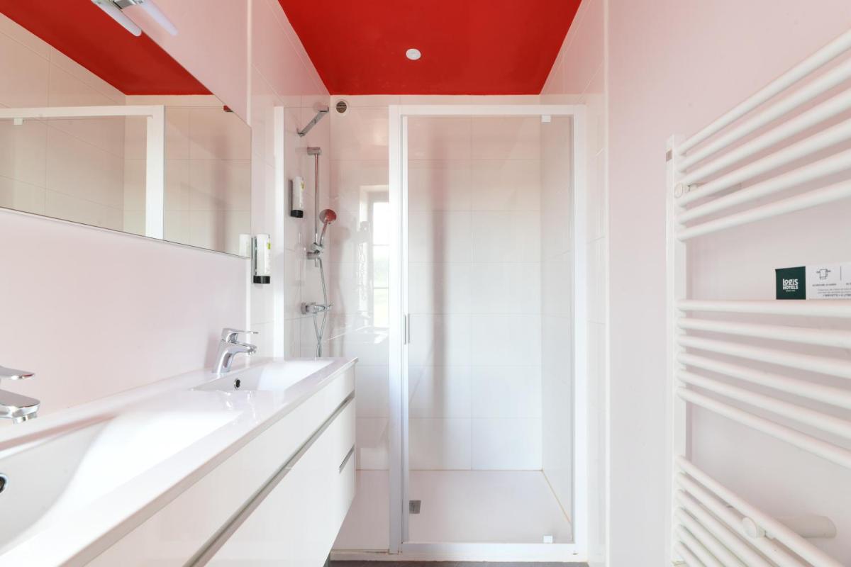 Salle de bains dans l'établissement Logis L'Auberge de Larressingle