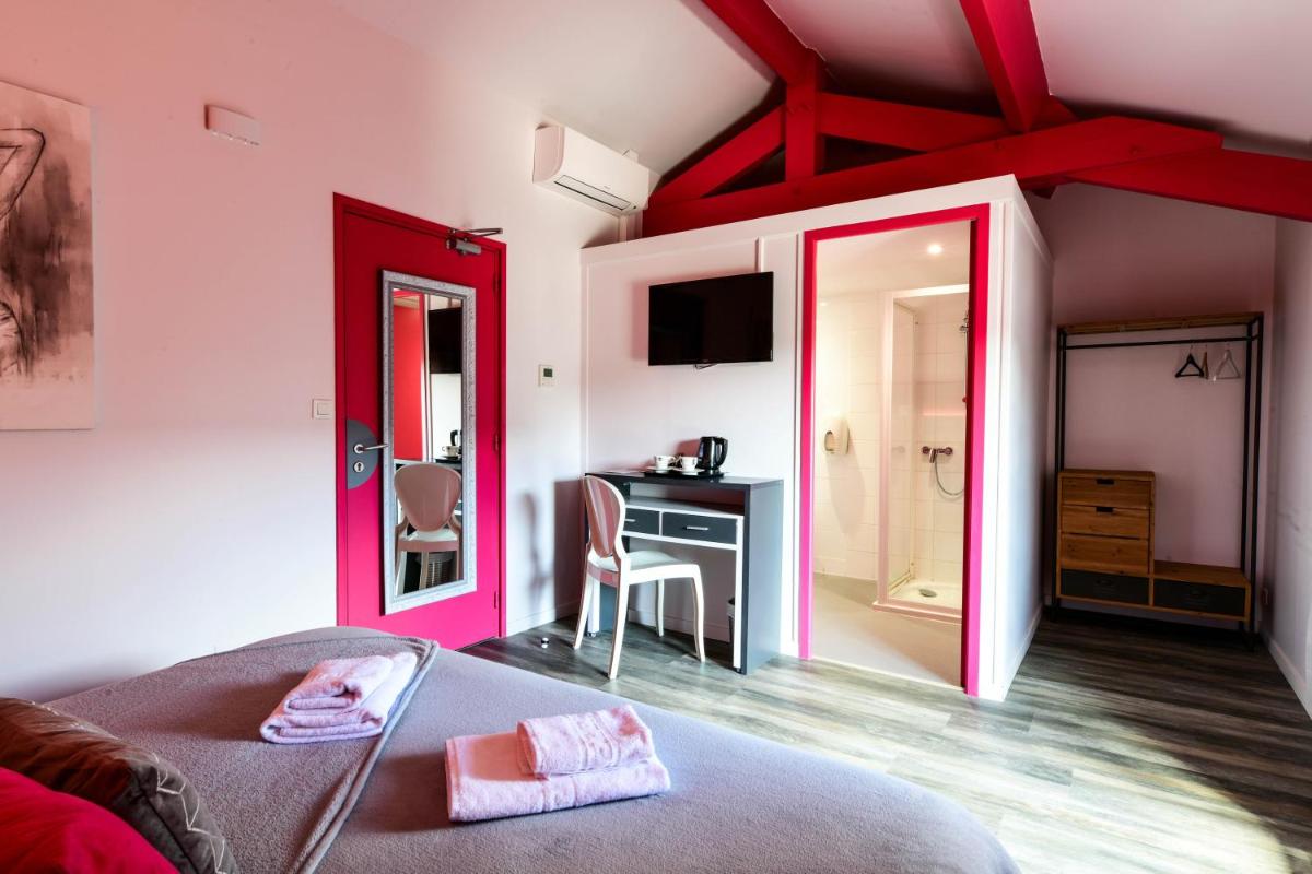 Télévision ou salle de divertissement dans l'établissement Logis L'Auberge de Larressingle