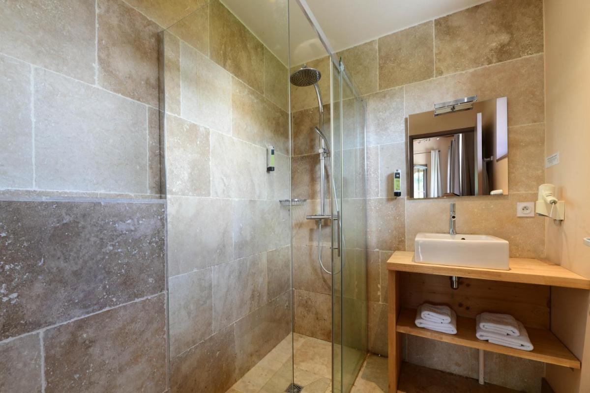 Salle de bains dans l'établissement Logis L'Auberge de Larressingle