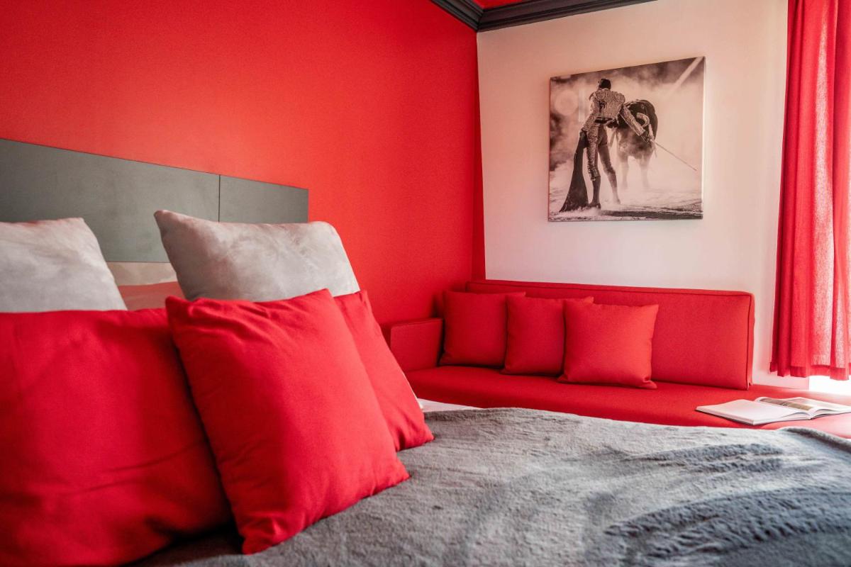 Coin salon dans l'établissement Logis L'Auberge de Larressingle
