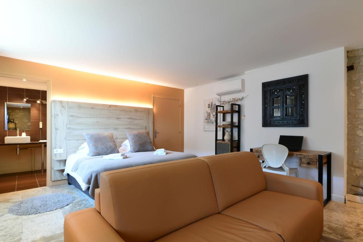 Un ou plusieurs lits dans un hébergement de l'établissement Logis L'Auberge de Larressingle