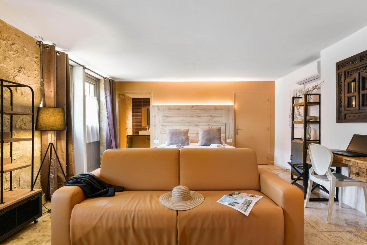 Coin salon dans l'établissement Logis L'Auberge de Larressingle