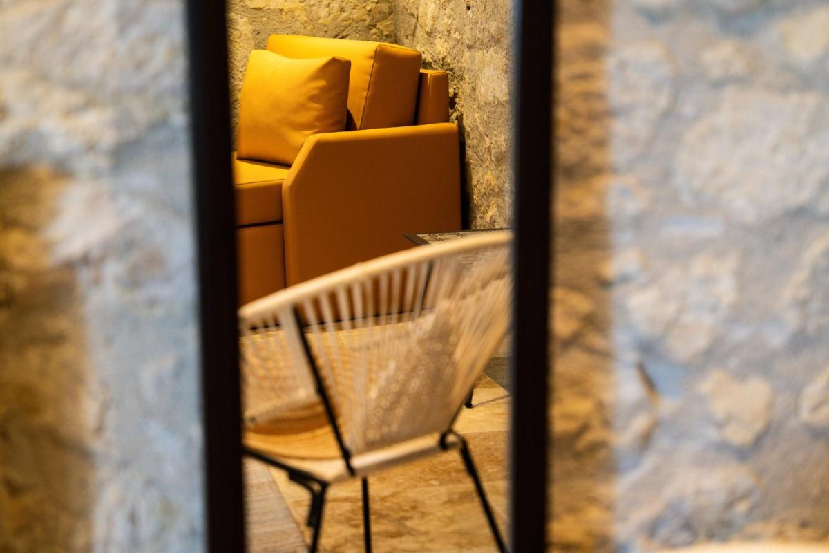 Coin salon dans l'établissement Logis L'Auberge de Larressingle