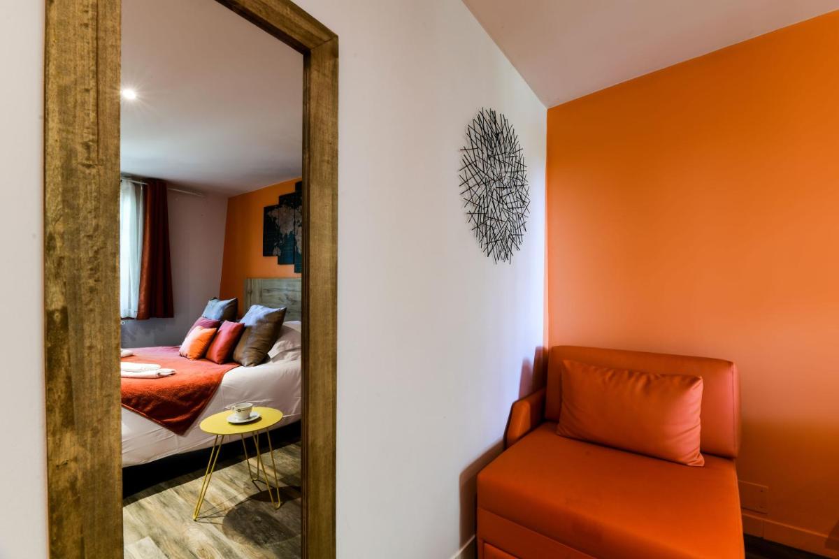 Coin salon dans l'établissement Logis L'Auberge de Larressingle