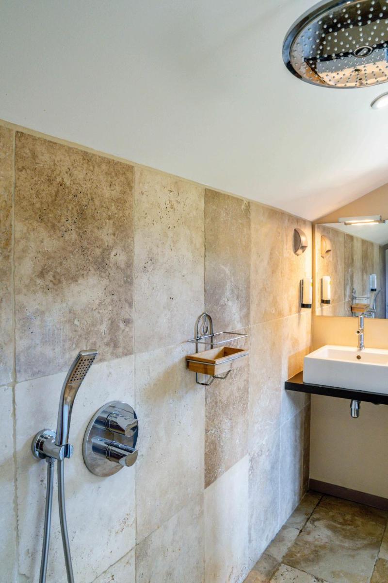 Salle de bains dans l'établissement Logis L'Auberge de Larressingle