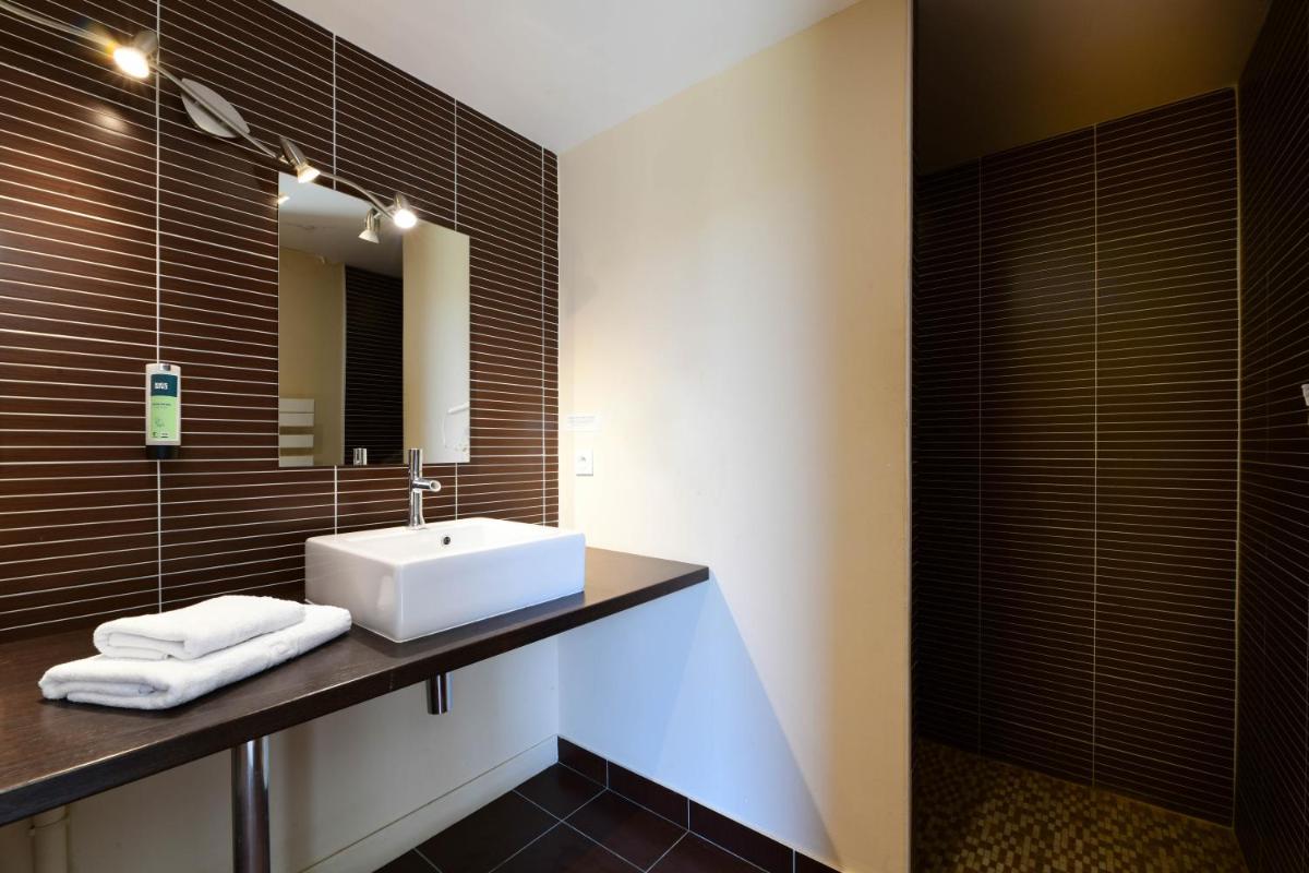Salle de bains dans l'établissement Logis L'Auberge de Larressingle