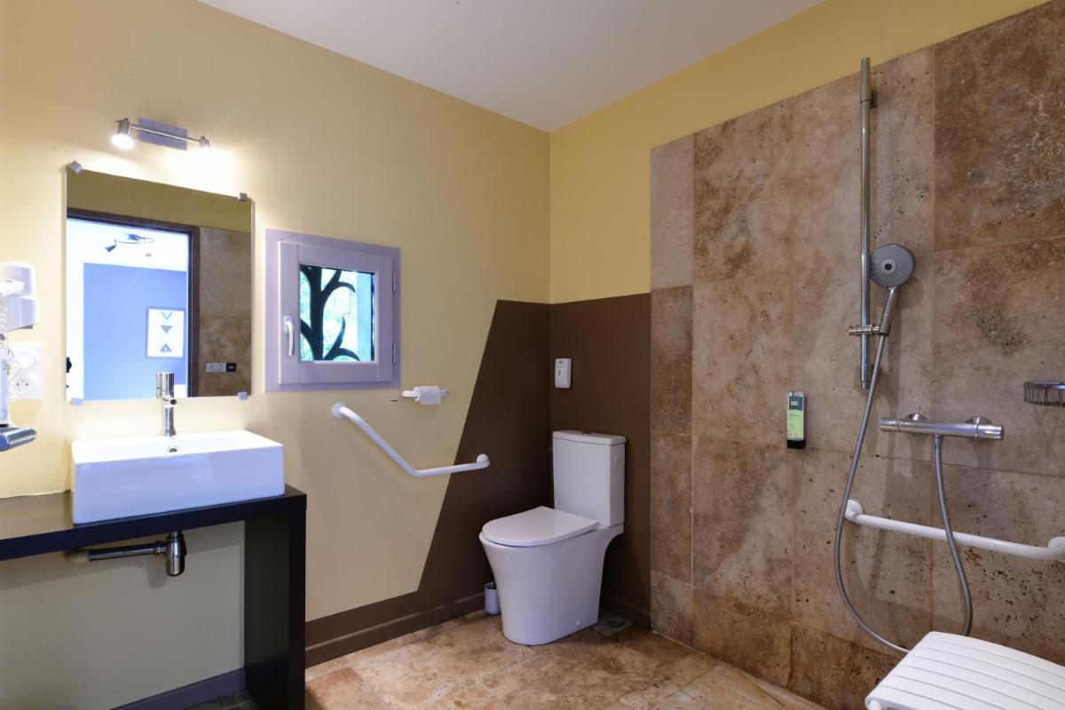Salle de bains dans l'établissement Logis L'Auberge de Larressingle