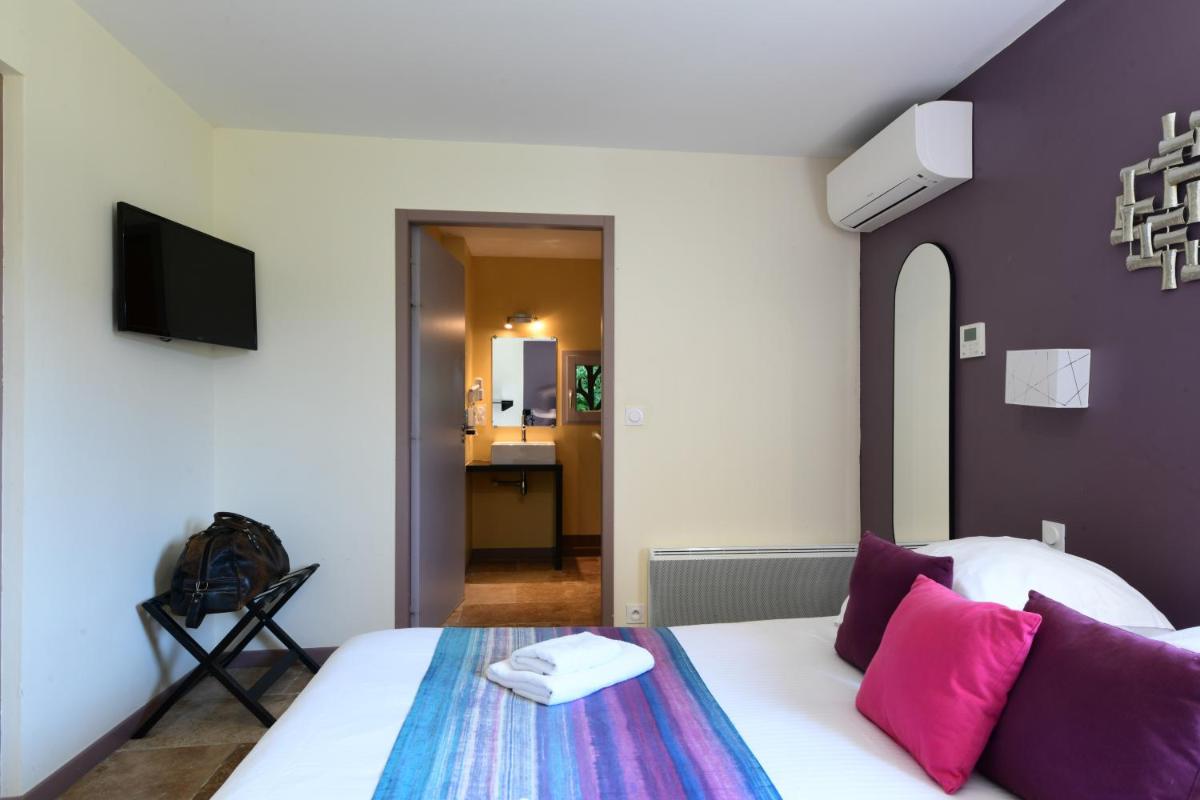 Télévision ou salle de divertissement dans l'établissement Logis L'Auberge de Larressingle