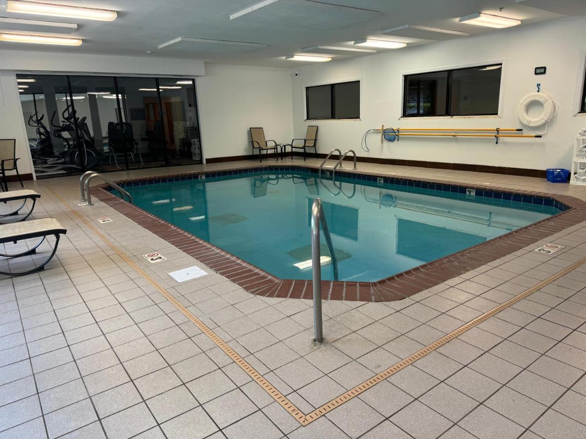 Comfort Inn Huntington near University area - Housity