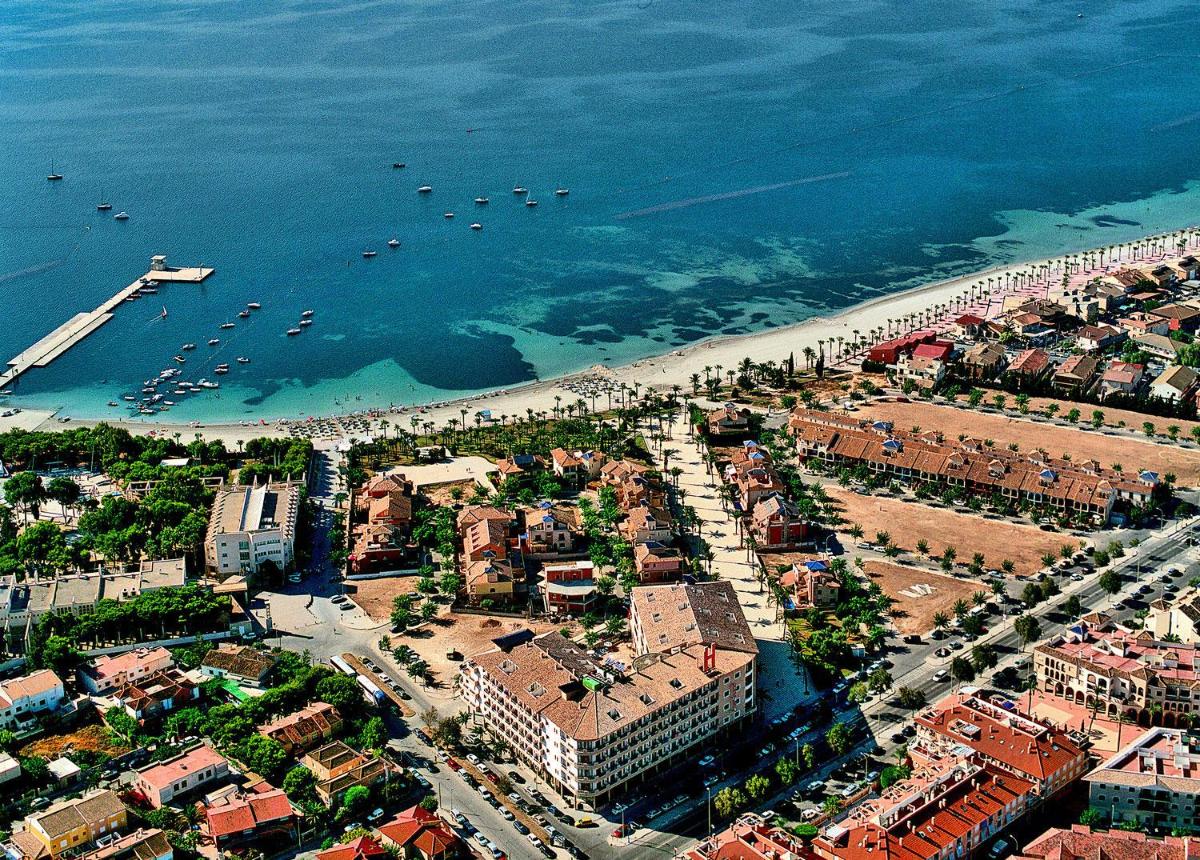 una vista aérea de una ciudad y una playa en Hotel Monarque Costa Narejos, en Los Alcázares