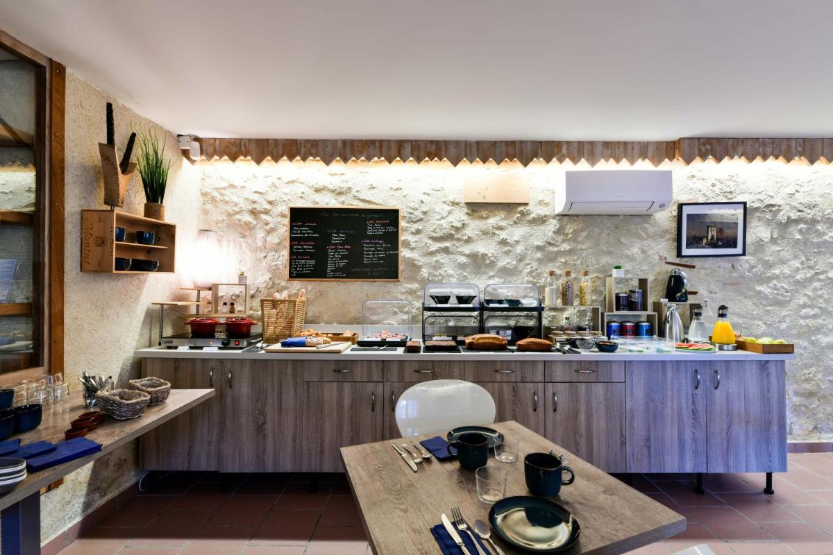 Cuisine ou kitchenette dans l'établissement Logis L'Auberge de Larressingle