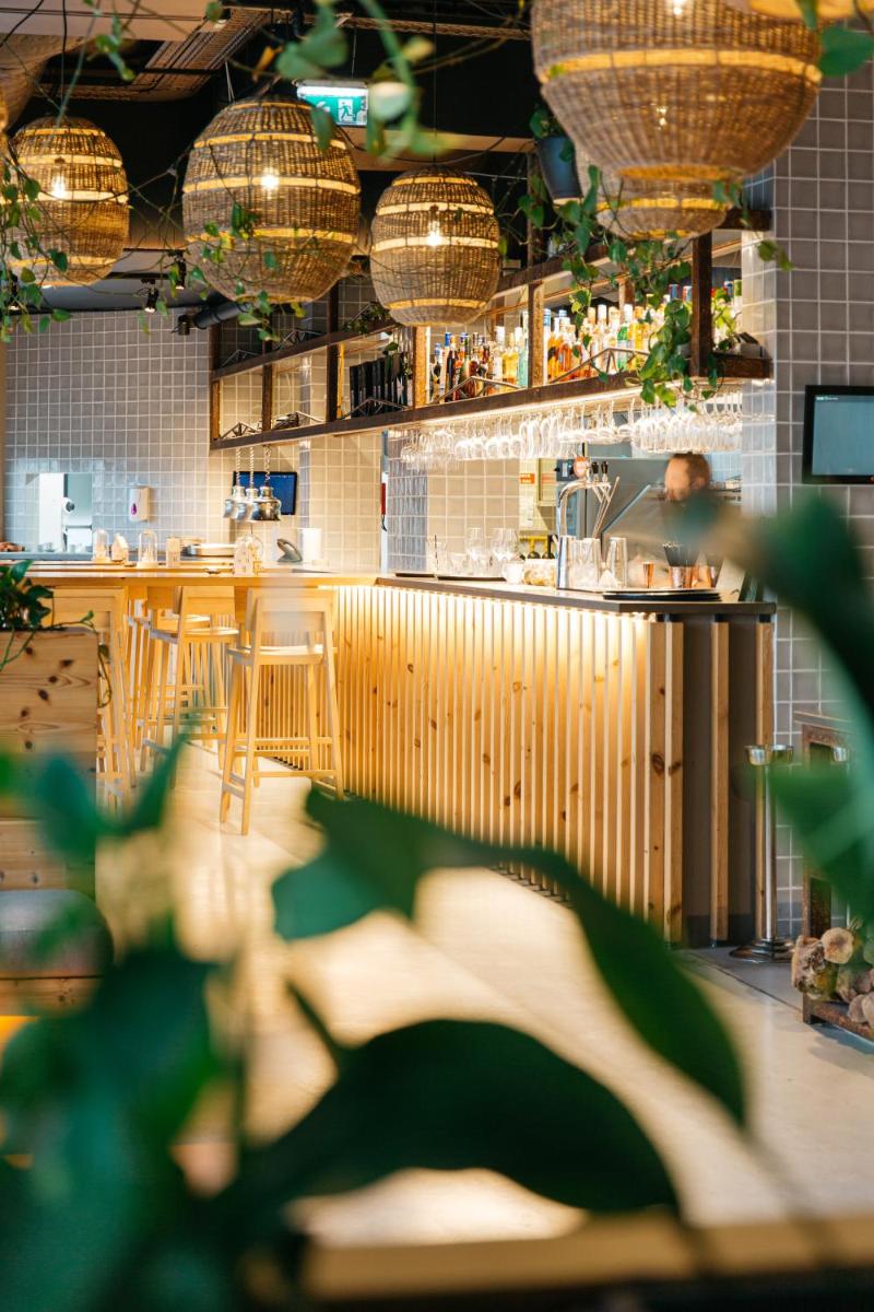 Um restaurante ou outro lugar para comer em You and the sea