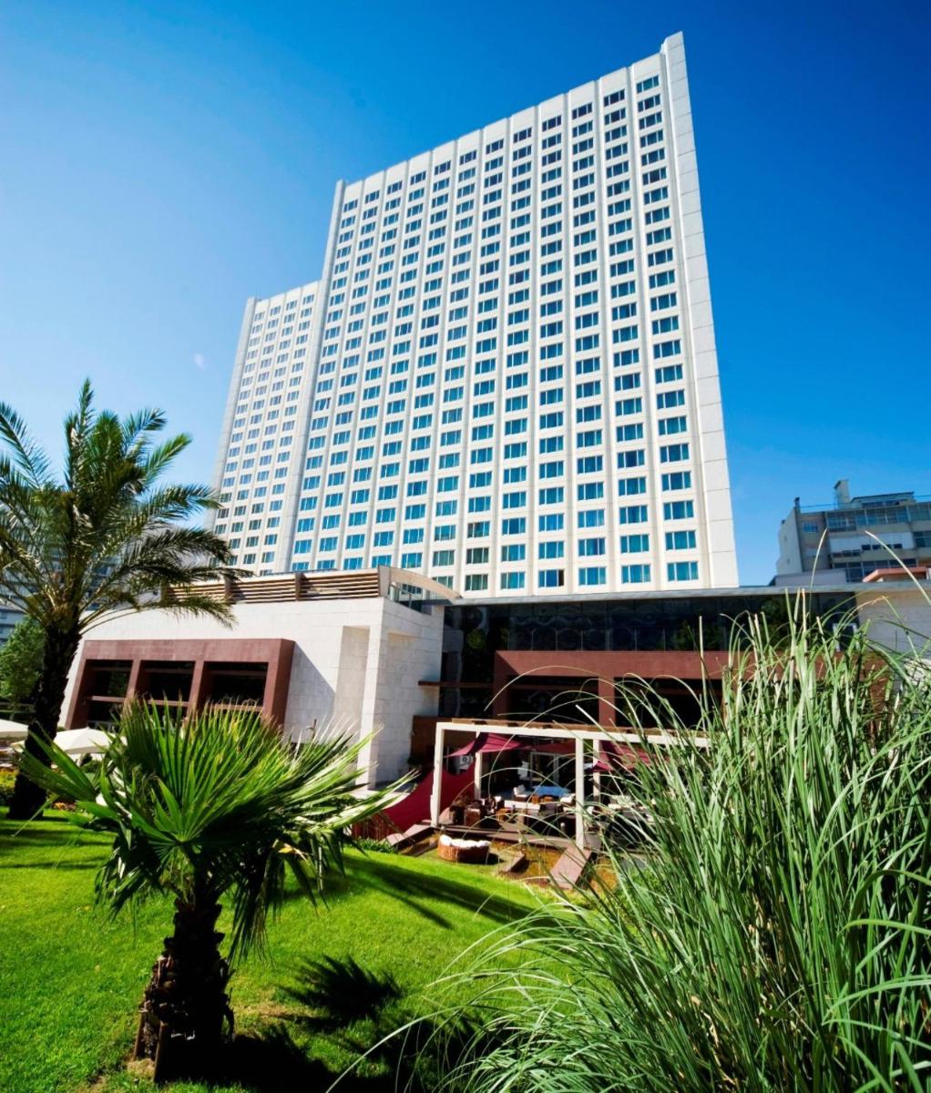 Um jardim no exterior de Corinthia Lisbon
