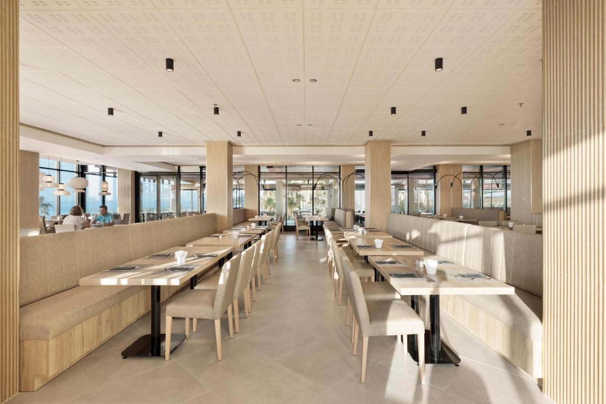 Un restaurante o sitio para comer en Hotel Best Triton