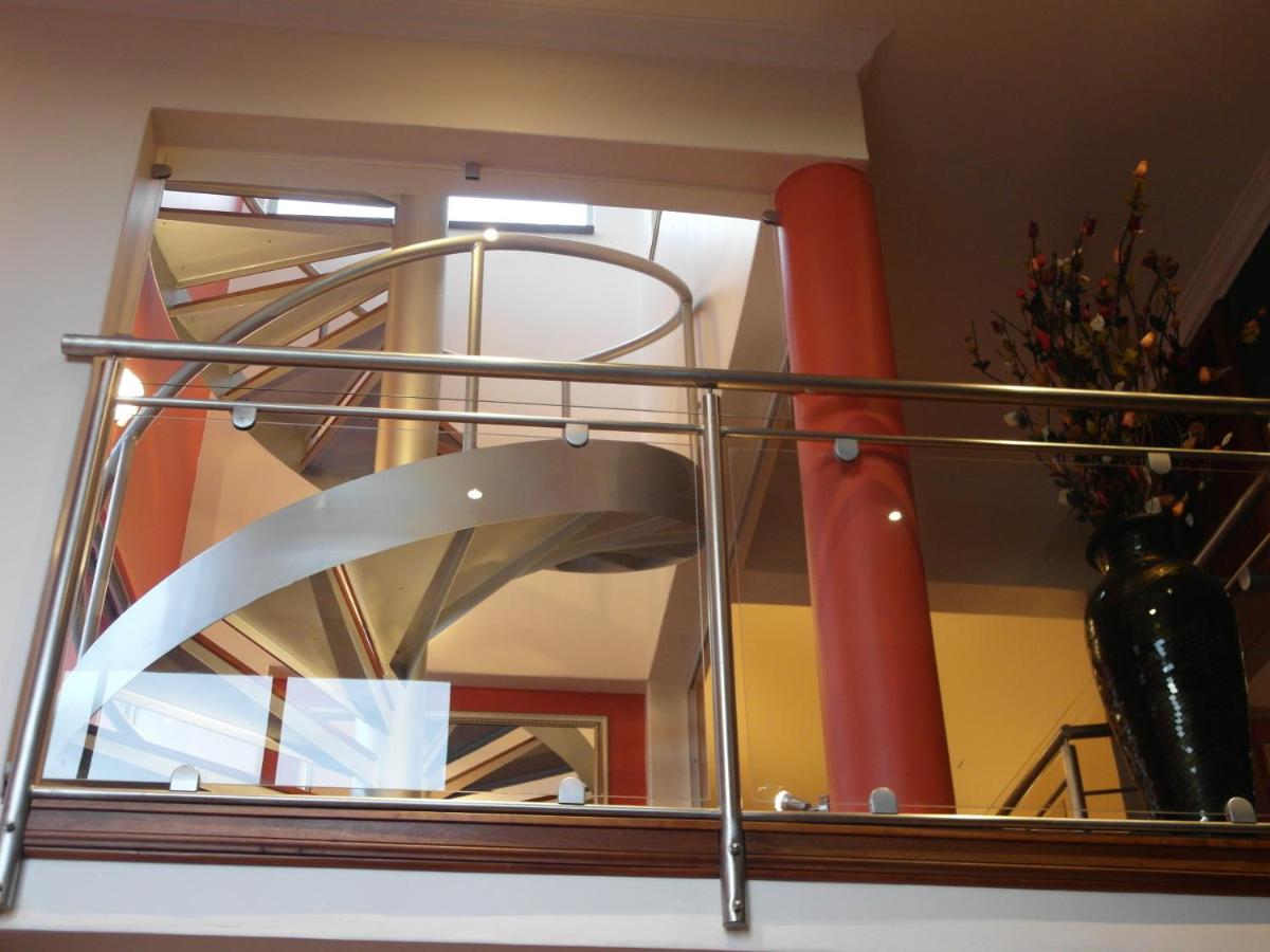Red Square Home - Housity