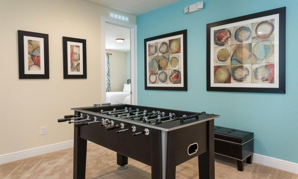 Charming 10 Bdrm Villa with Open Living Area at Encore - Housity