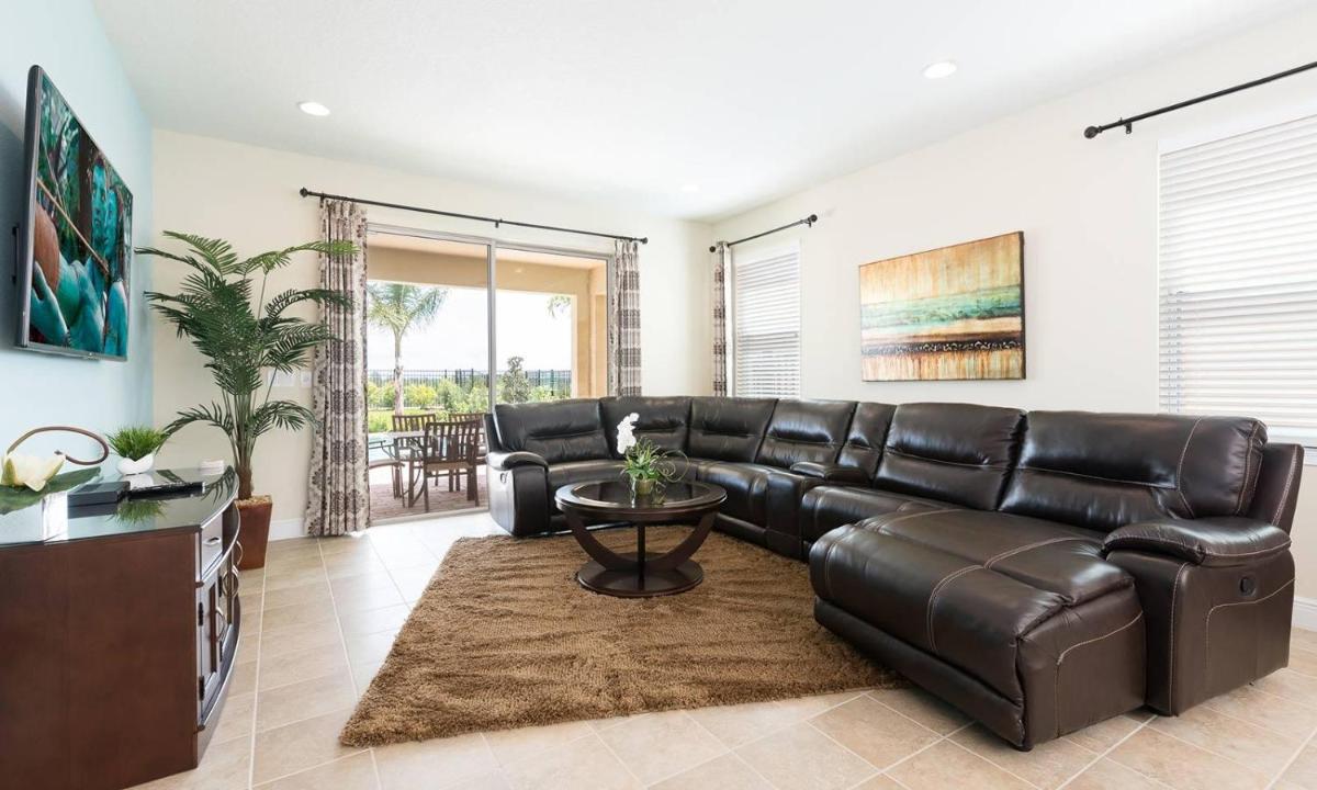 Charming 10 Bdrm Villa with Open Living Area at Encore - Housity