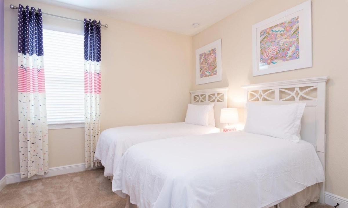 Charming 10 Bdrm Villa with Open Living Area at Encore - Housity
