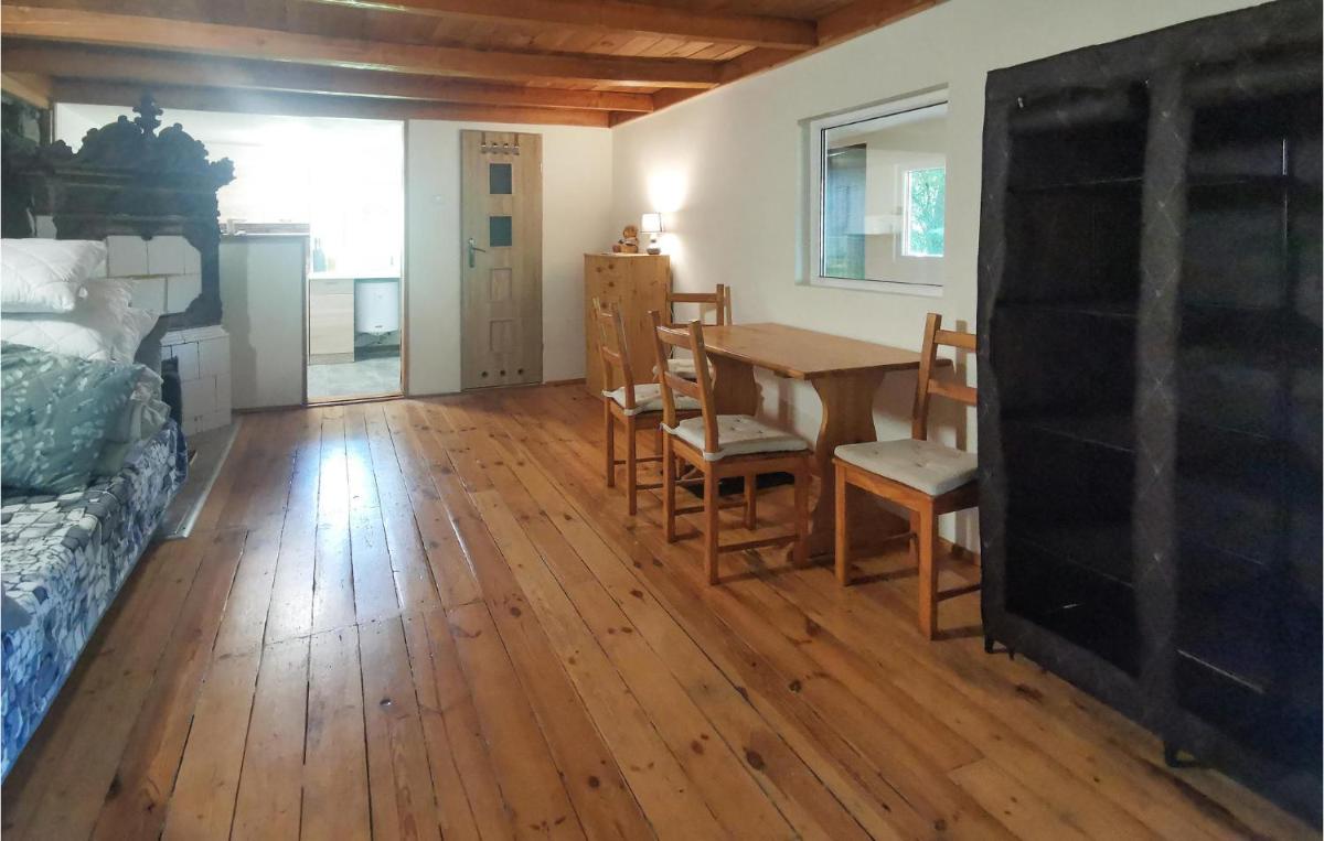 1 Bedroom Gorgeous Home In Pieniezno - Housity