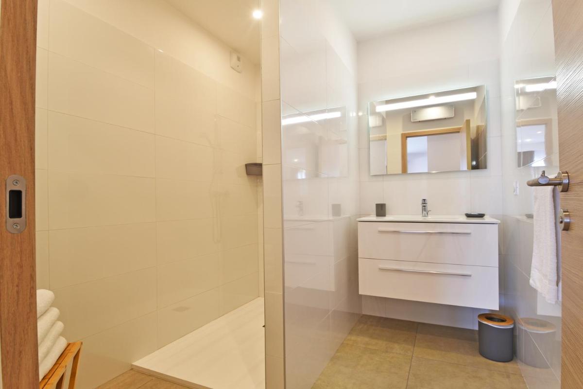 une salle de bain avec douche et lavabo dans l'établissement Résidence Saint-Jean, à Saint-Florent 37 autres photos