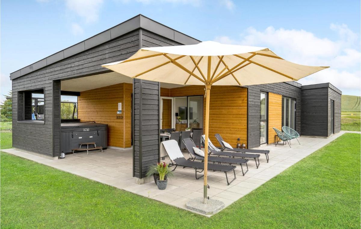 Gorgeous Home In Løgstrup With Kitchen - Housity