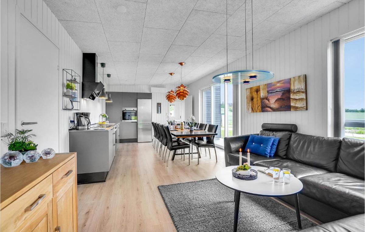 Gorgeous Home In Løgstrup With Kitchen - Housity