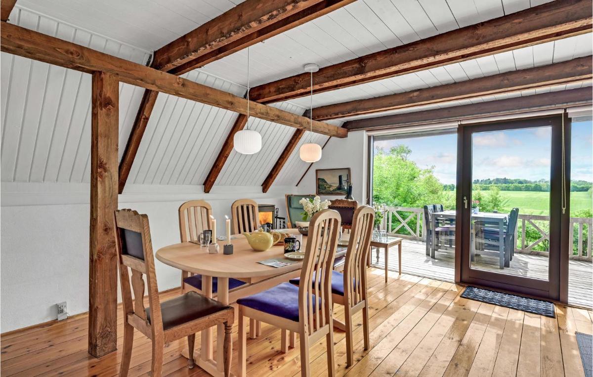 Beautiful Home In Løgstrup With Wifi - Housity