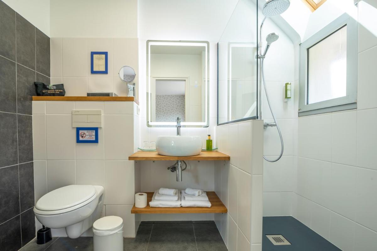 Salle de bains dans l'établissement Carnac Lodge Hotel & Spa