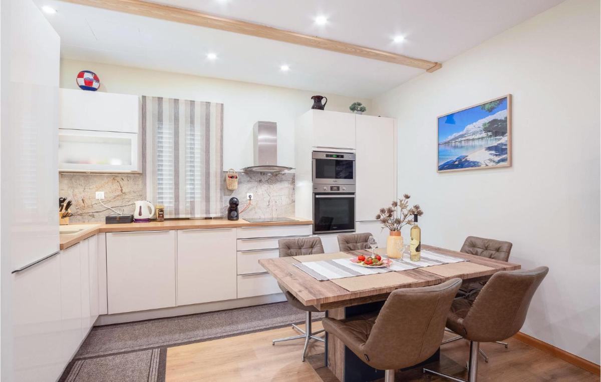Beautiful Apartment In Sinj With Wifi - Housity