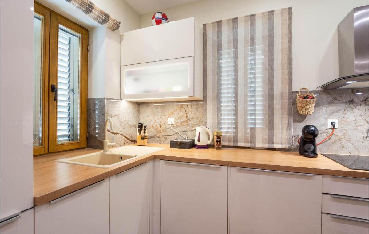 Beautiful Apartment In Sinj With Wifi - Housity