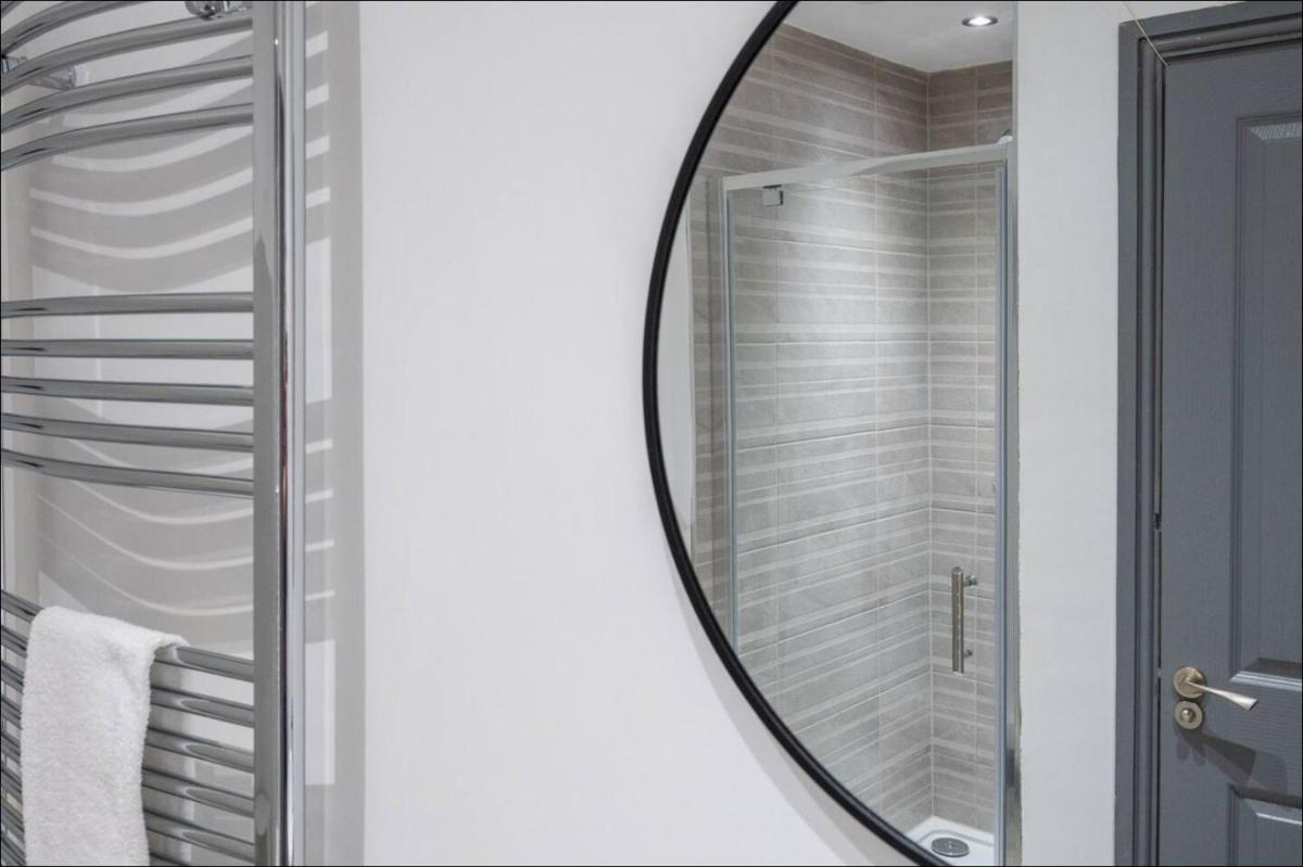 Stunning One Bedroom Apartments Near Shops & Central Cardiff - Housity