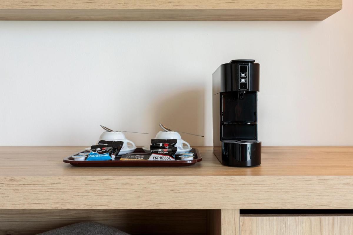 Utensilios para hacer té y café en Hotel Best Triton