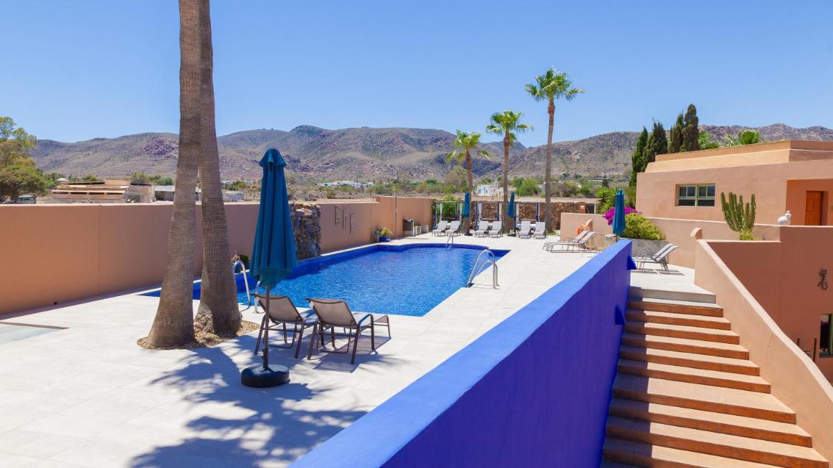 una piscina en el tejado de una casa en Hotel de Naturaleza Rodalquilar & Spa Cabo de Gata, en Rodalquilar