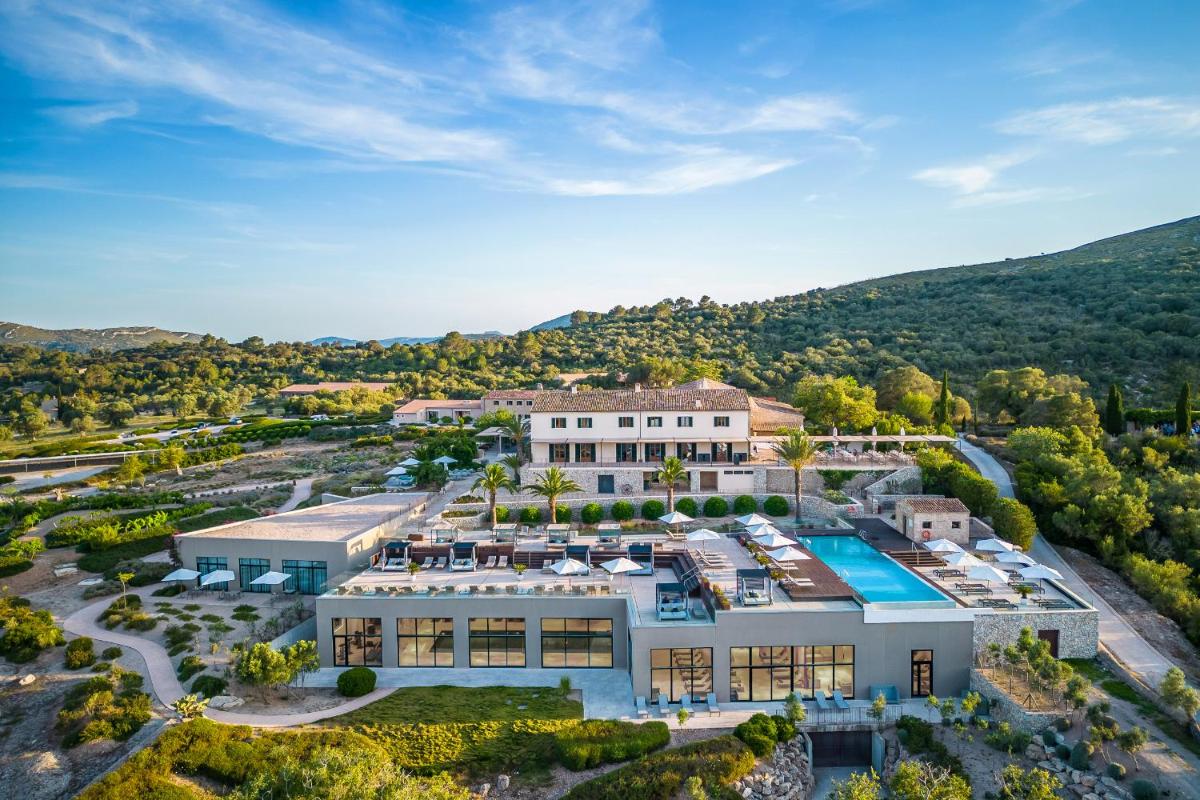 Una vista aérea de un edificio con piscina. en Carrossa Hotel & Spa, en Artà