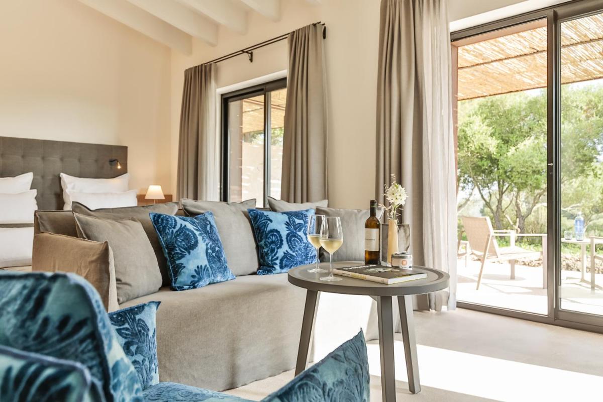 una sala de estar con un sofá y una mesa en Carrossa Hotel & Spa, en Artà