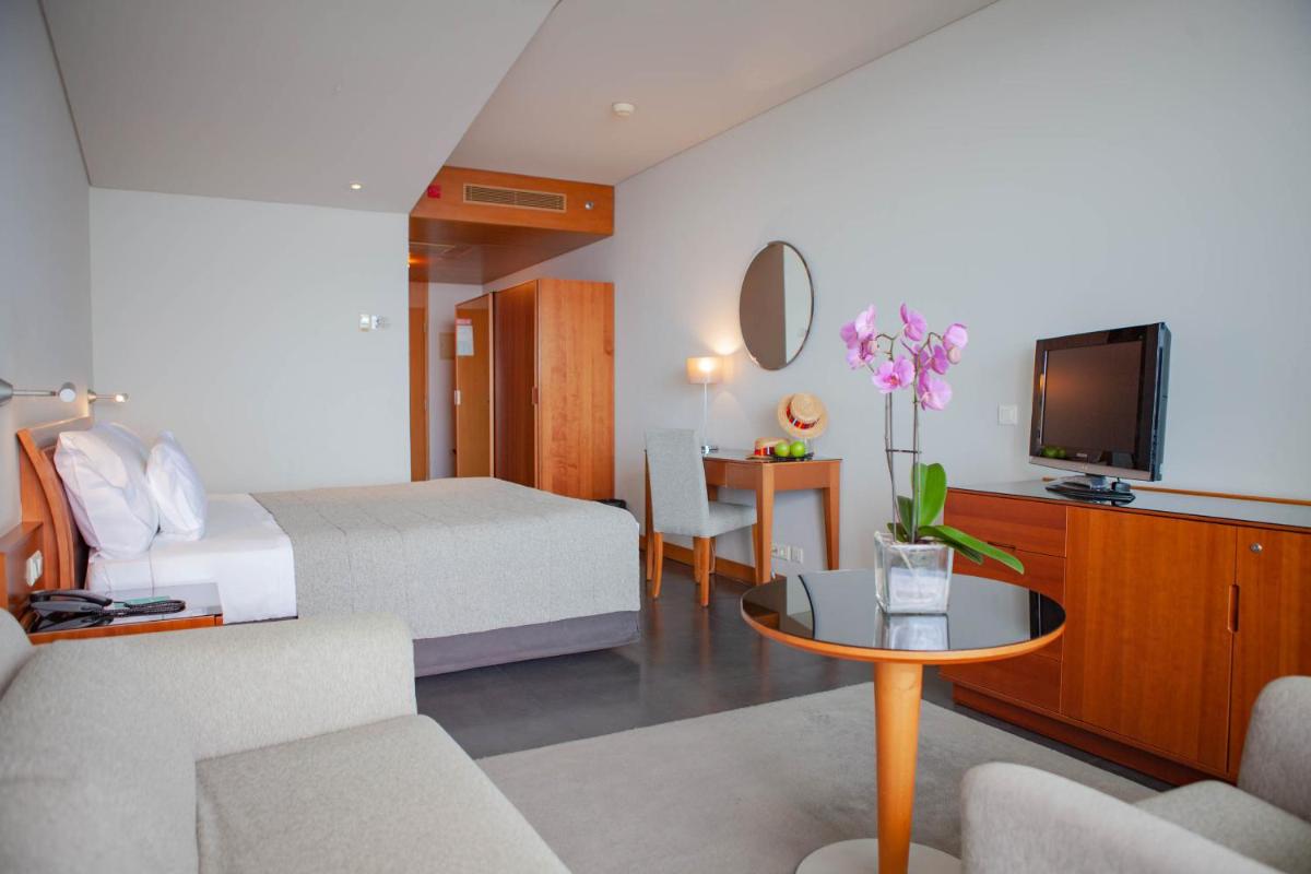 Uma televisão e/ou sistema de entretenimento em VidaMar Resort Hotel Madeira