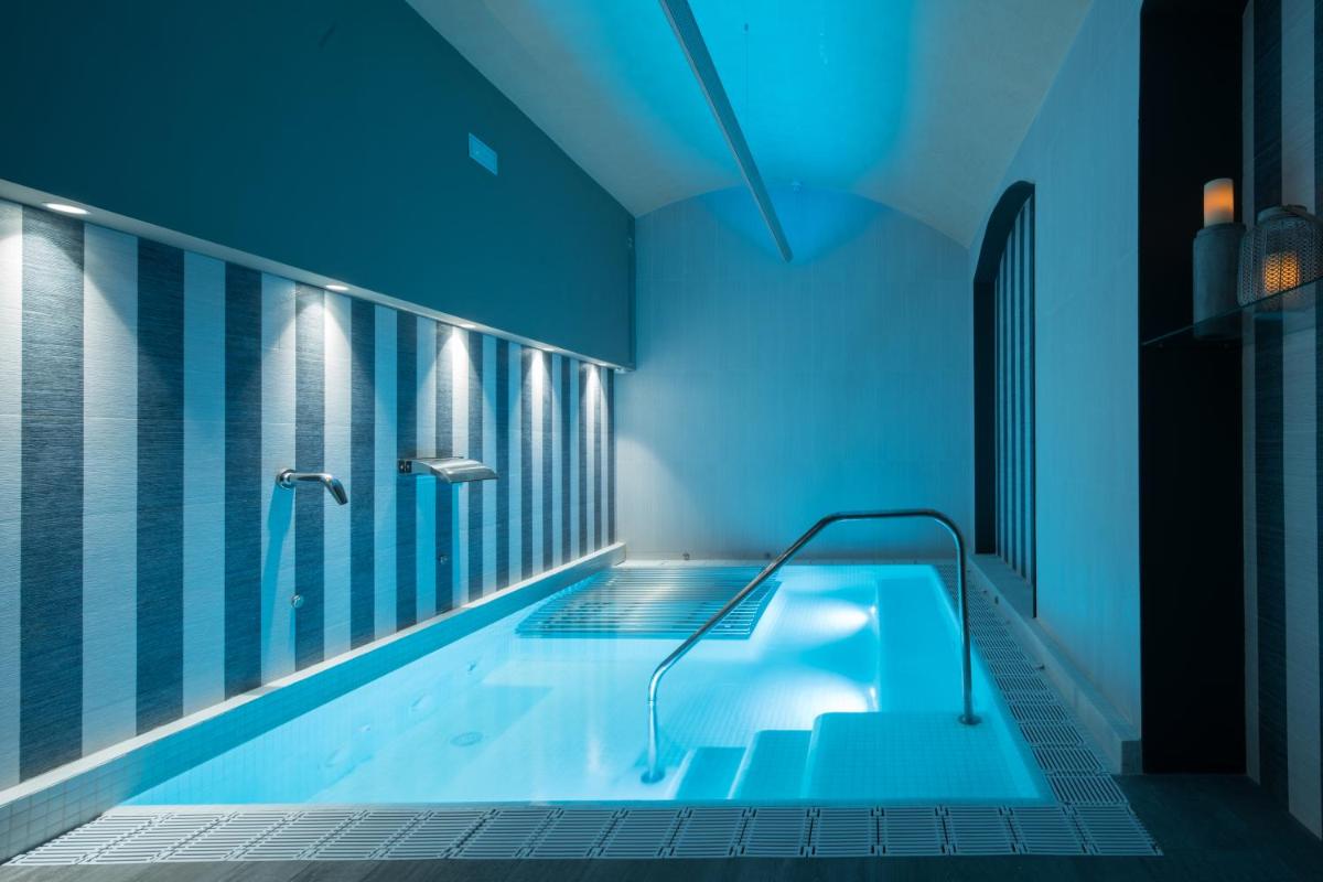 Habitación con baño con bañera azul. en Catalonia Plaza Catalunya, en Barcelona