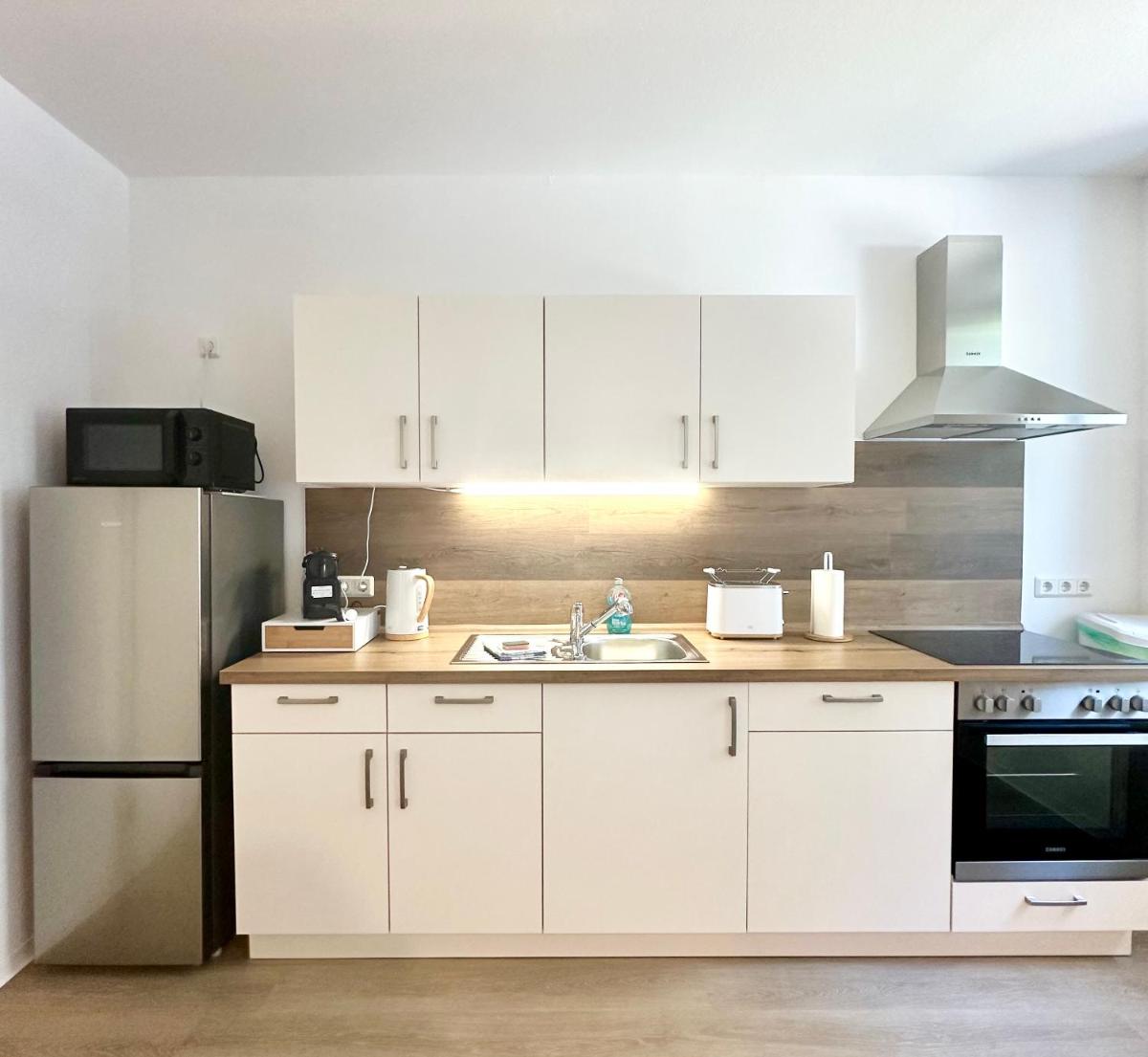 Modernes Apartment mit Queensize-Bett, NETFLIX, Küche, Erdgeschoss, Nähe AMEOS Klinik - Hizvo