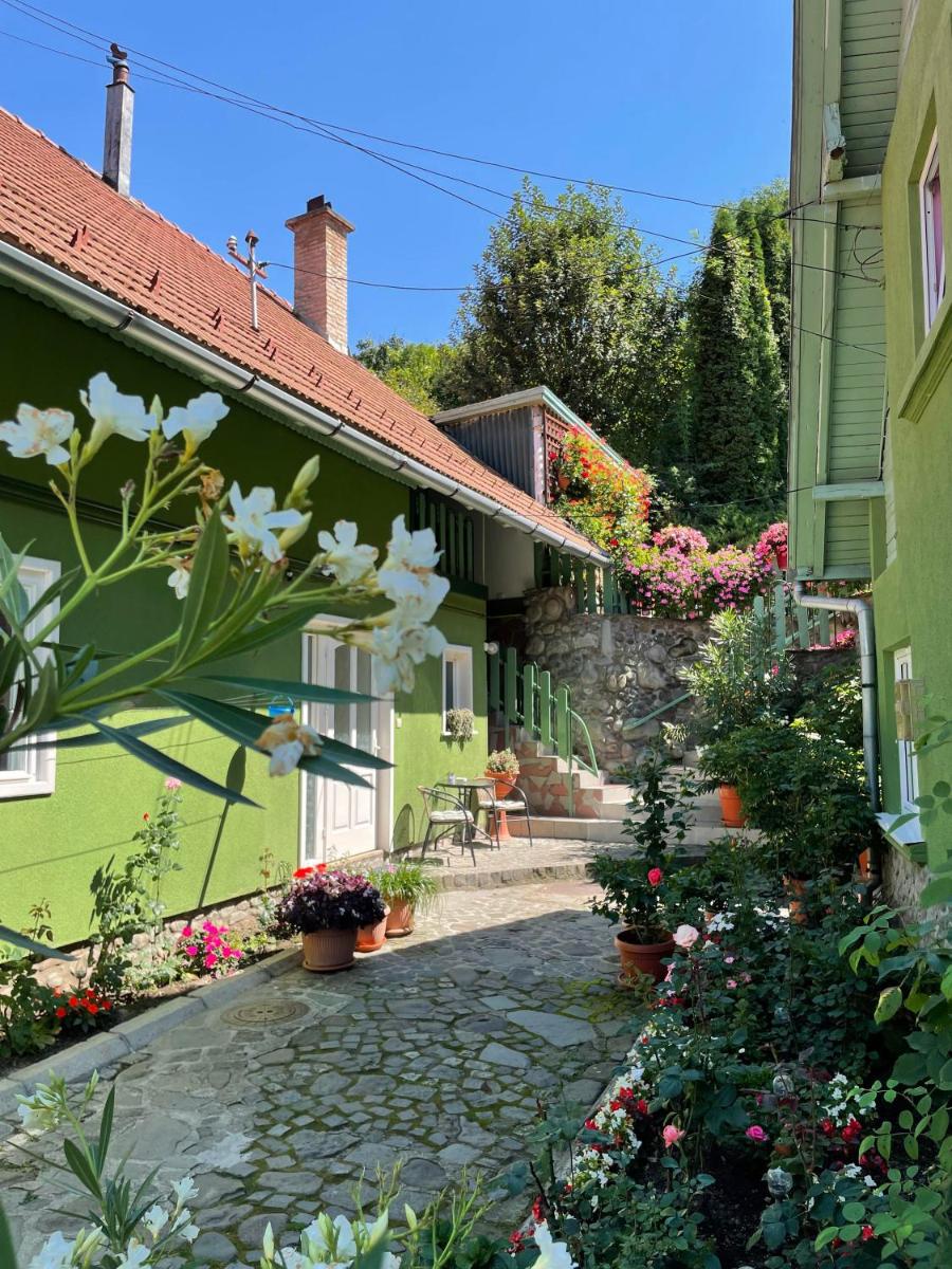 Góbé Vendégház - Housity