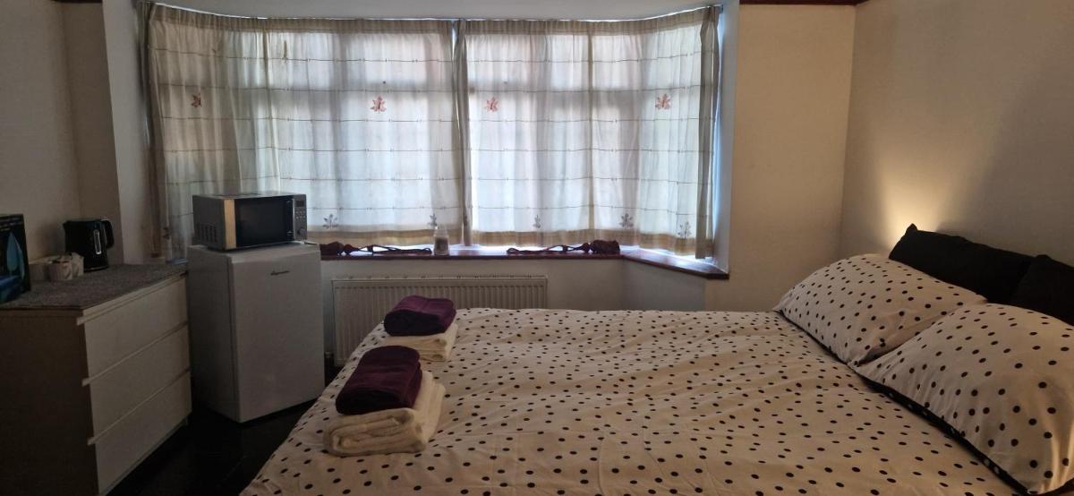Large Double room near London Heathrow Airport - Housity