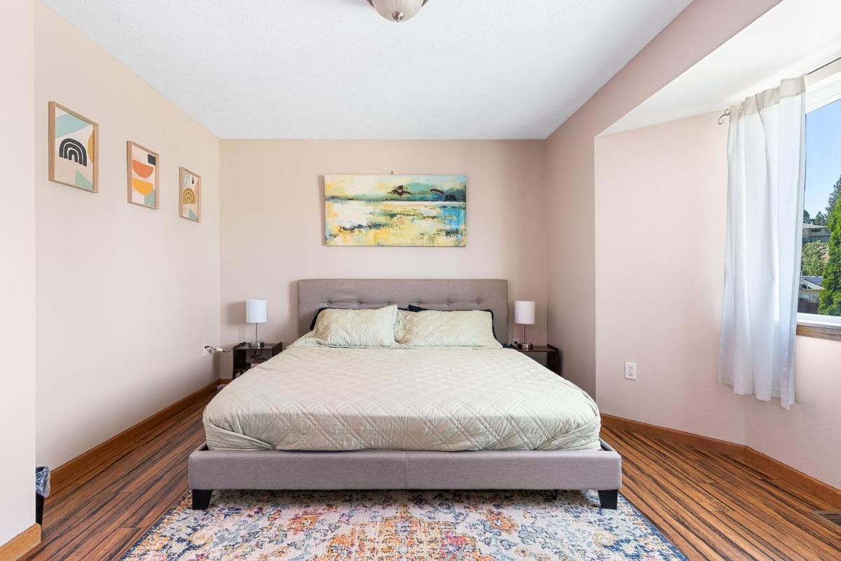 Spacious home, gameroom, 9mi GEG, 5mi downtown, 5mi to hospitals, close to all universities - Housity