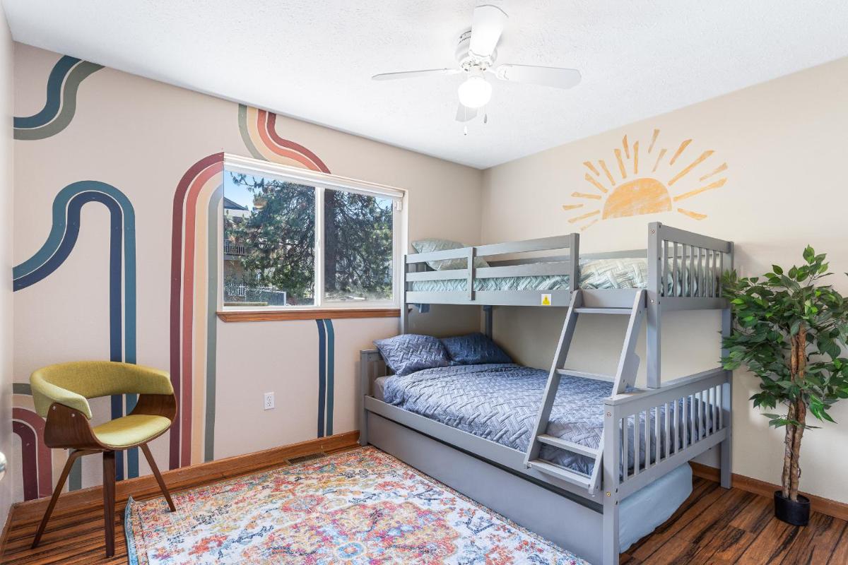 Spacious home, gameroom, 9mi GEG, 5mi downtown, 5mi to hospitals, close to all universities - Housity