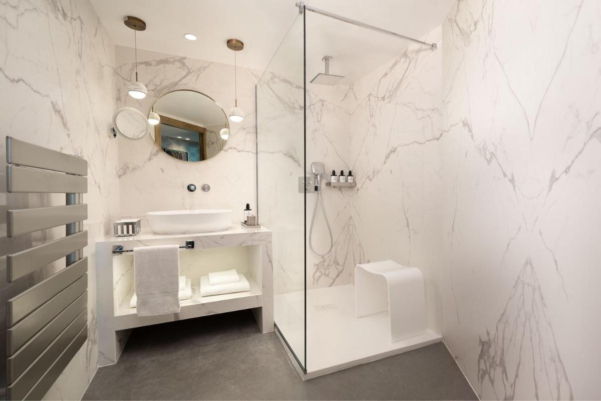 Salle de bains dans l'établissement JW Marriott Cannes